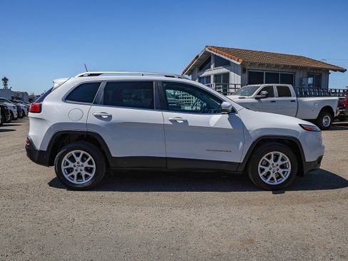 Used 2018 Jeep Cherokee Latitude Plus w/ Comfort/Convenience Group FWD image 3