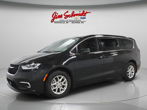 Used 2025 Chrysler Pacifica Select image 2