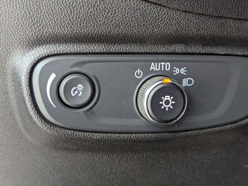 Used 2020 Chevrolet Equinox LS image 19