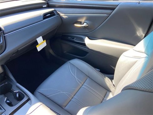 New 2025 Lexus ES 300h w/ Luxury Package image 15