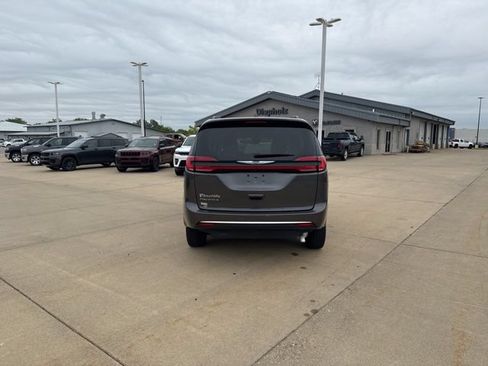 Used 2022 Chrysler Pacifica Touring-L FWD image 6