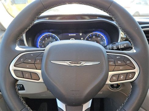 Used 2024 Chrysler Pacifica Limited image 21