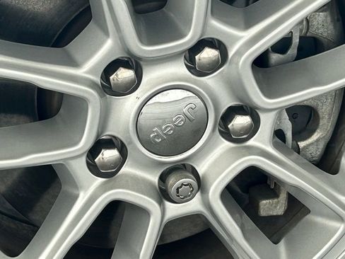 Used 2019 Jeep Grand Cherokee Laredo image 18