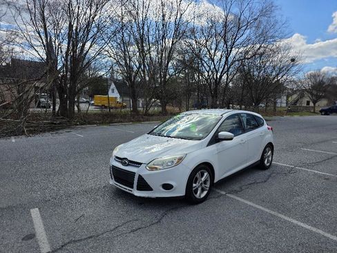 Used 2014 Ford Focus SE w/ SE Winter Package image 2