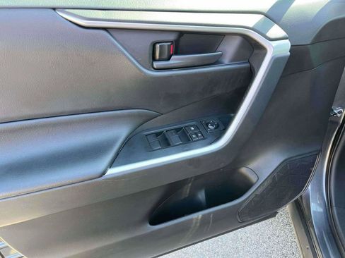 Used 2021 Toyota RAV4 LE FWD image 13