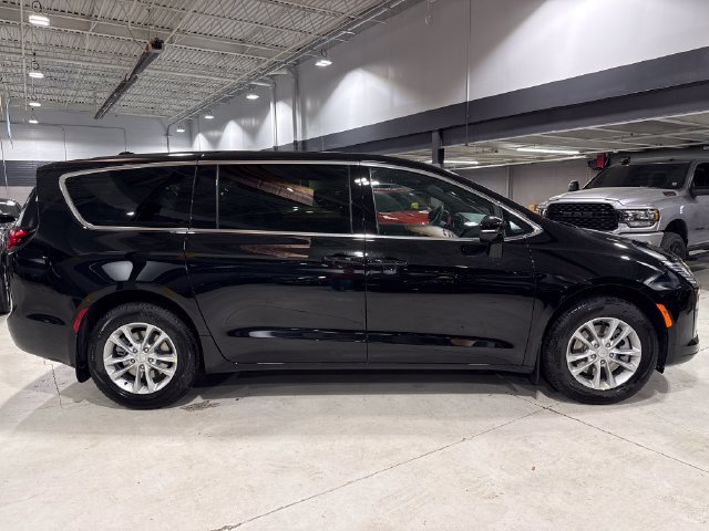 New 2027 Chrysler Pacifica Select w/ Family Tech Group AWD/4WD image 9