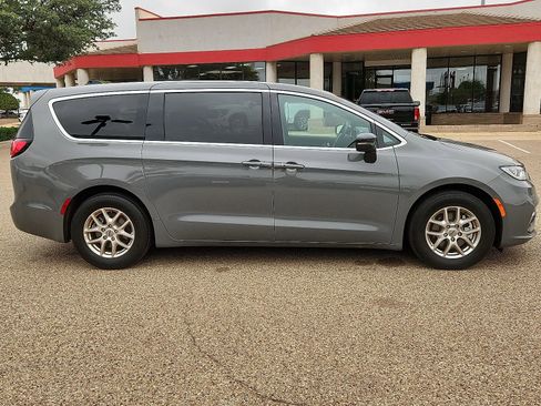 Used 2025 Chrysler Pacifica Select FWD image 5