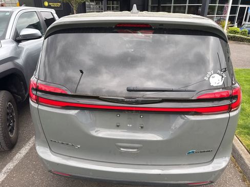 Used 2022 Chrysler Pacifica Touring-L w/ S Appearance Package FWD image 5