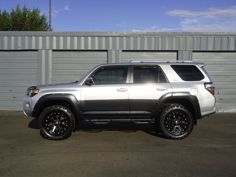 Used 2018 Toyota 4Runner SR5 w/ Wilderness Package AWD/4WD image 2