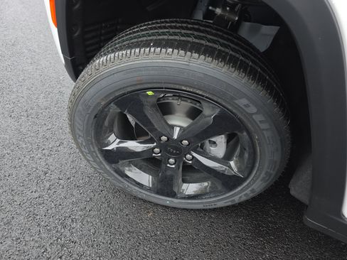 New 2025 Jeep Grand Cherokee Altitude image 33