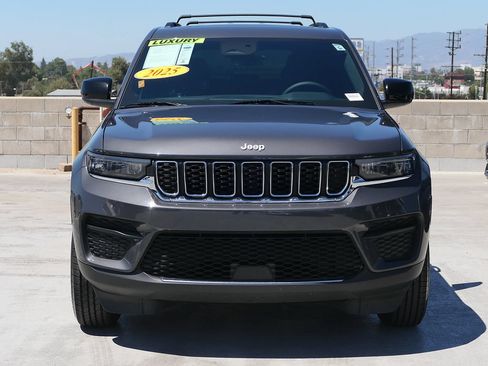 Used 2025 Jeep Grand Cherokee Laredo RWD image 7