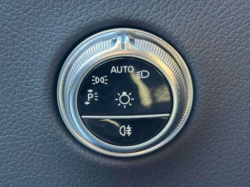 Used 2025 Mercedes-Benz GLC 350e 4MATIC image 17