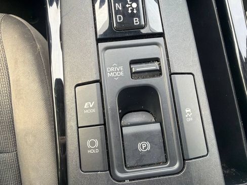 Used 2024 Toyota Prius LE FWD image 14
