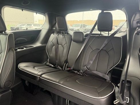 New 2026 Chrysler Pacifica Limited image 19