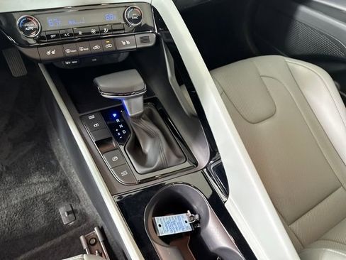 Certified 2025 Hyundai Elantra Limited image 37