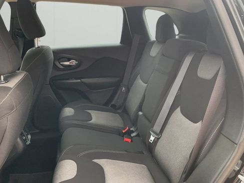 Used 2016 Jeep Cherokee Sport FWD image 16