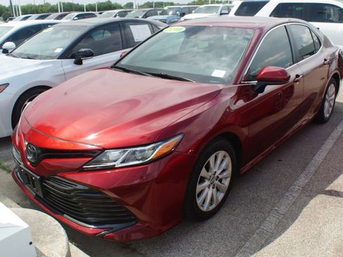 Used 2019 Toyota Camry LE FWD image 5