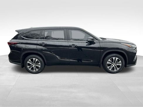 Used 2024 Toyota Highlander XLE image 6