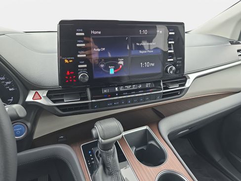 Used 2023 Toyota Sienna XLE image 21