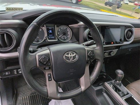 Used 2017 Toyota Tacoma Limited image 15