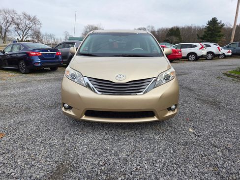 Used 2011 Toyota Sienna XLE image 2