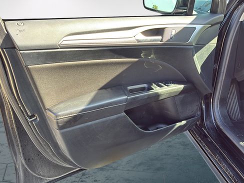 Used 2020 Ford Fusion SE FWD image 11