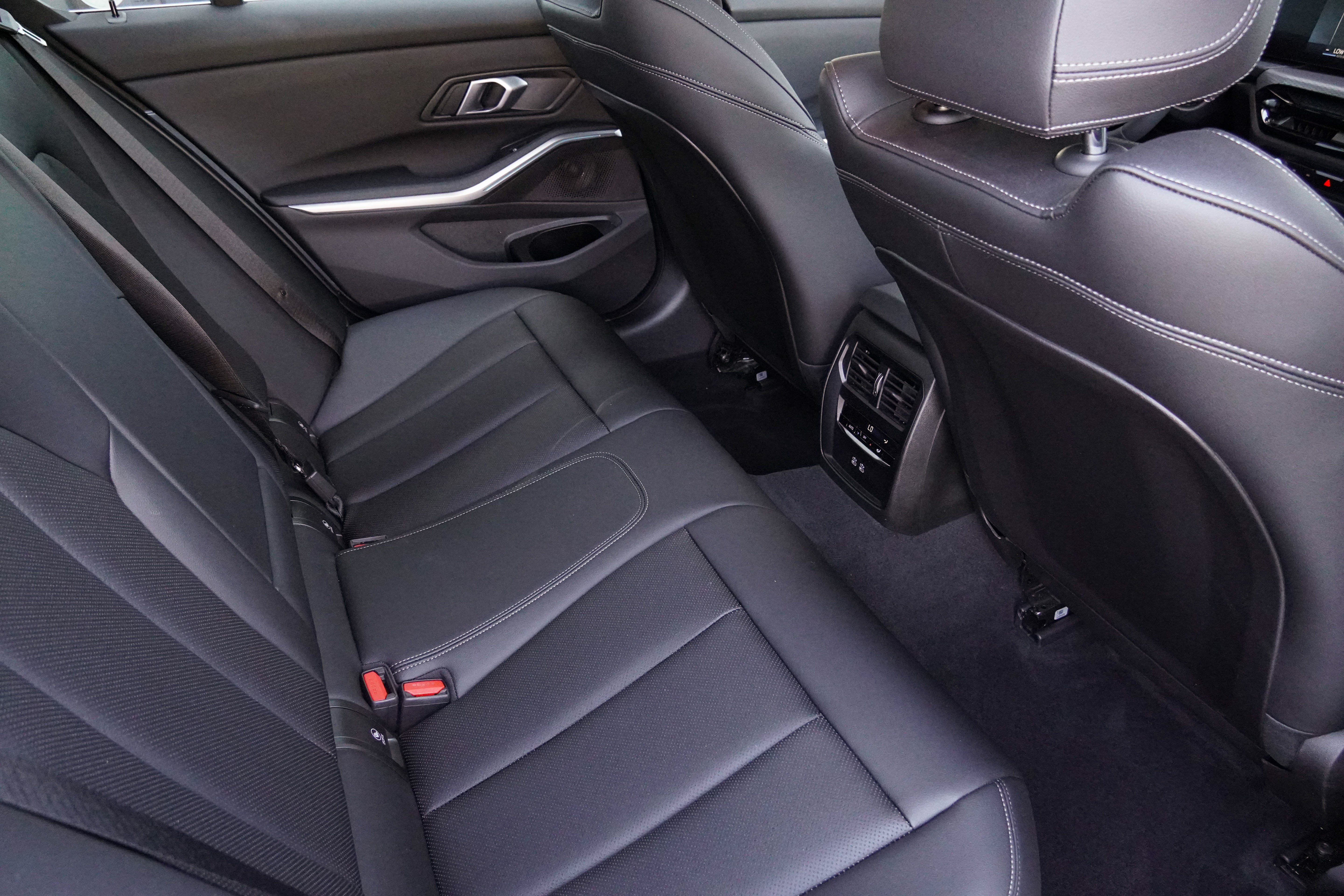 Certified 2025 BMW 330i Sedan RWD image 30