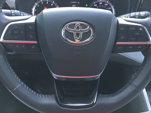 Used 2020 Toyota Highlander LE AWD/4WD image 14