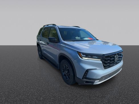 Used 2025 Honda Pilot TrailSport image 3