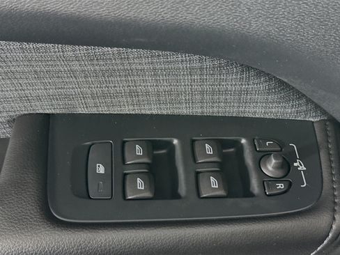 Used 2023 Volvo XC60 B5 Core FWD image 24
