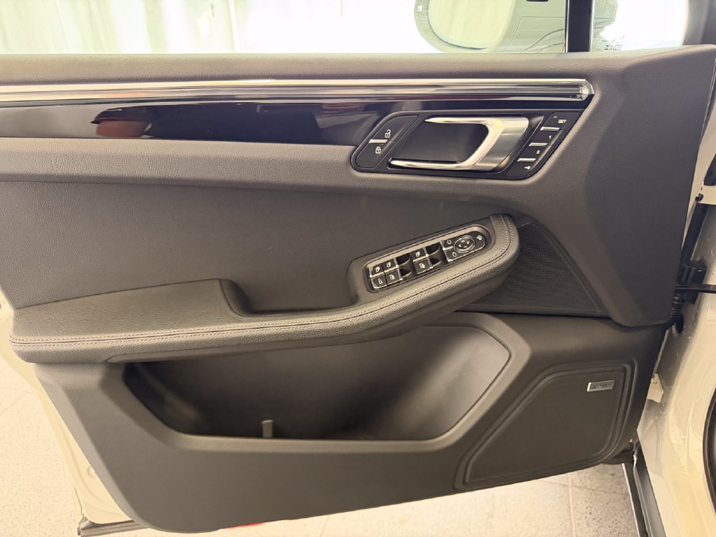 Certified 2026 Porsche Macan AWD/4WD image 15