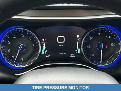 Used 2023 Chrysler Pacifica Touring-L FWD image 27