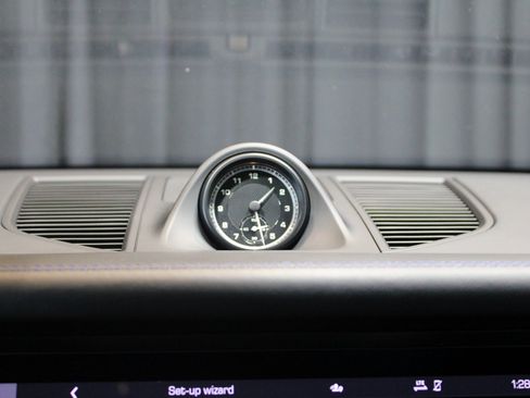 Certified 2024 Porsche Macan image 27