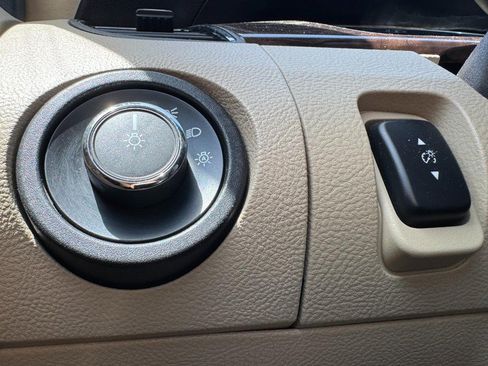 Used 2015 Ford Taurus Limited w/ Equipment Group 301A FWD image 22