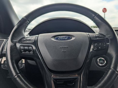 Used 2018 Ford Explorer XLT w/ Equipment Group 202A AWD/4WD image 14