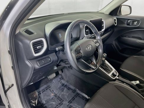 Used 2023 Hyundai Venue Limited FWD image 9
