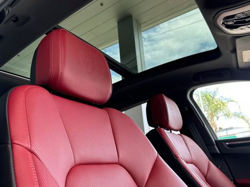 Certified 2025 Porsche Macan image 17