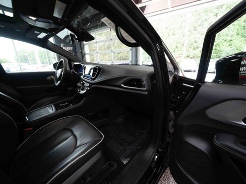Used 2025 Chrysler Pacifica Limited FWD image 26