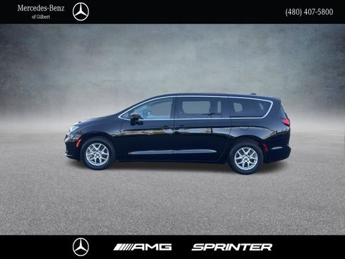 Used 2024 Chrysler Pacifica Touring-L FWD image 2