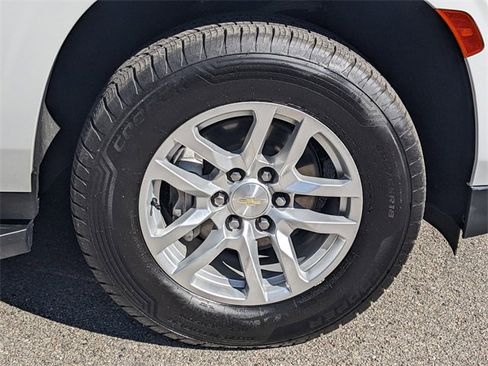 Used 2023 Chevrolet Suburban LT image 9