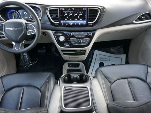 Used 2023 Chrysler Pacifica Touring-L FWD image 10