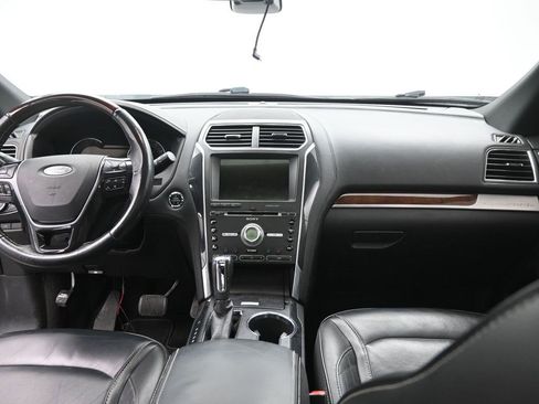 Used 2018 Ford Explorer Platinum image 12