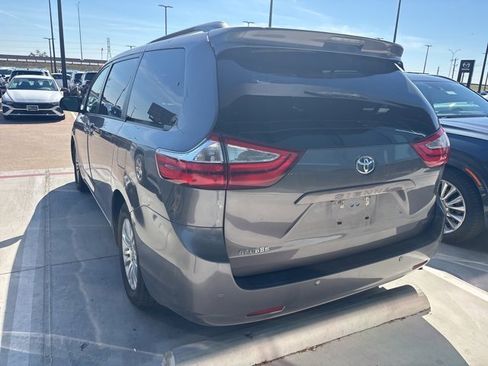 Used 2017 Toyota Sienna XLE image 5