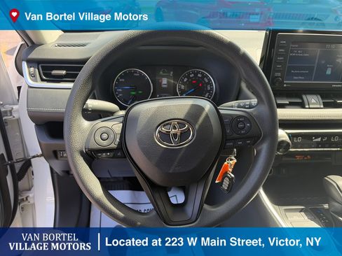 Used 2022 Toyota RAV4 LE AWD/4WD image 18