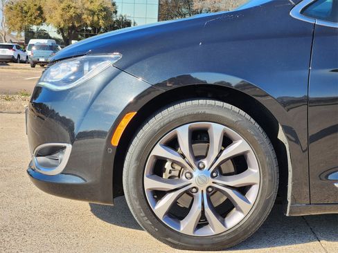 Used 2020 Chrysler Pacifica Limited image 8