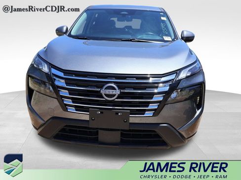Used 2025 Nissan Rogue SV FWD image 4
