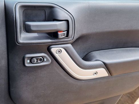 Used 2014 Jeep Wrangler Rubicon w/ Power Convenience Group image 10