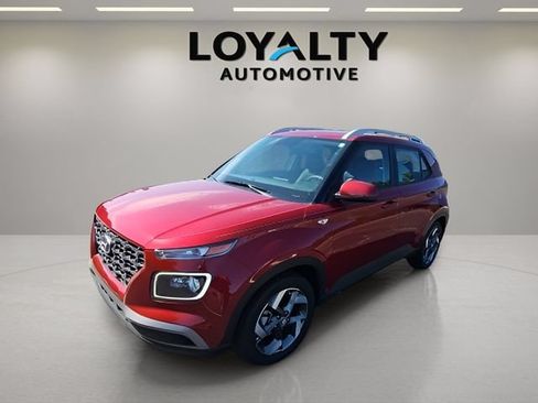 Used 2024 Hyundai Venue Limited FWD image 2