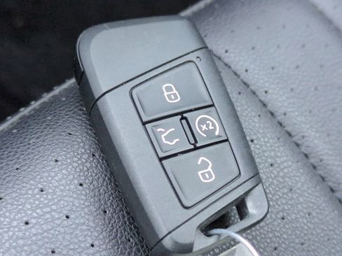 Used 2023 Volkswagen Tiguan SE R-Line image 33