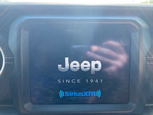 Used 2021 Jeep Gladiator Overland w/ Popular Equipment Package AWD/4WD image 24